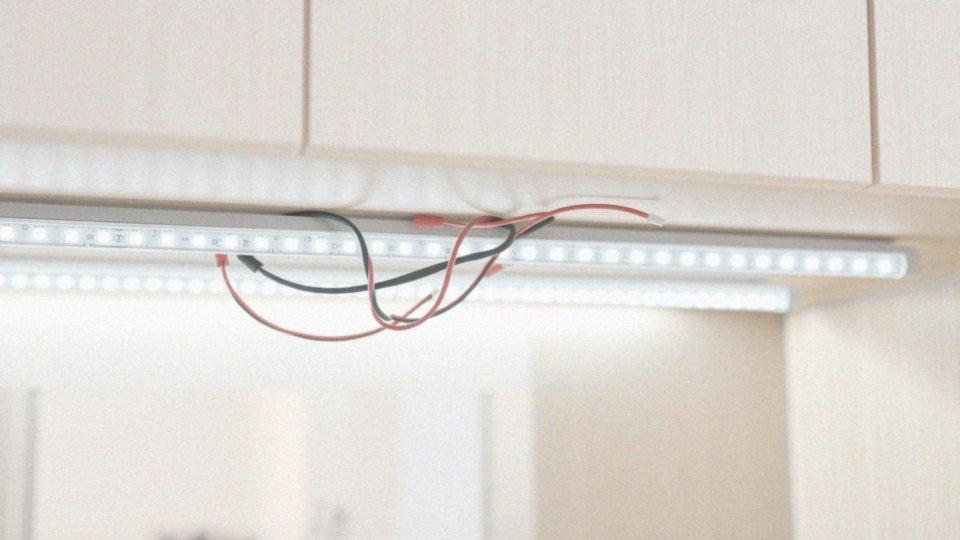 Jakie są wady i zalety połączenia równoległego taśm LED?