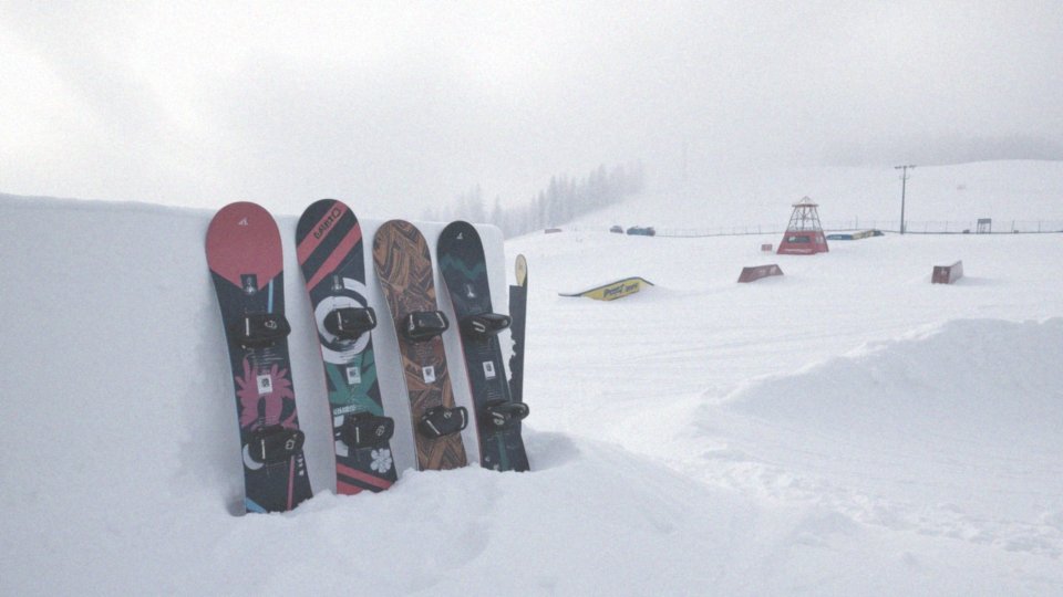 Jakie preferencje mają riderzy w snowparku przy wyborze deski?