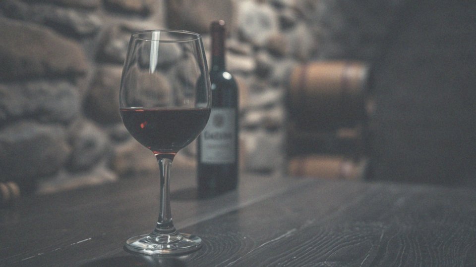 Jak wlewać wino do kieliszka?